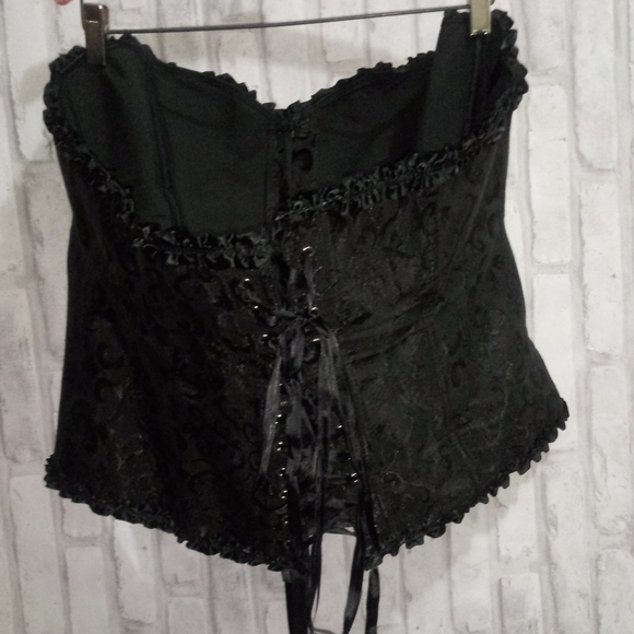 Elegant, black strapless jaquard satin corset with ruffled trim - Picture 4 of 14